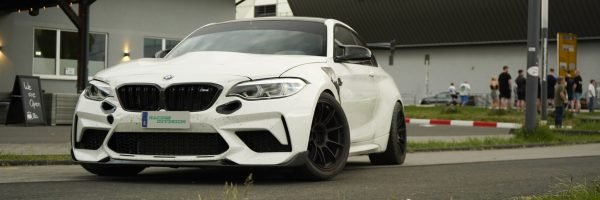 coche deportivo blanco drivemedia contacto