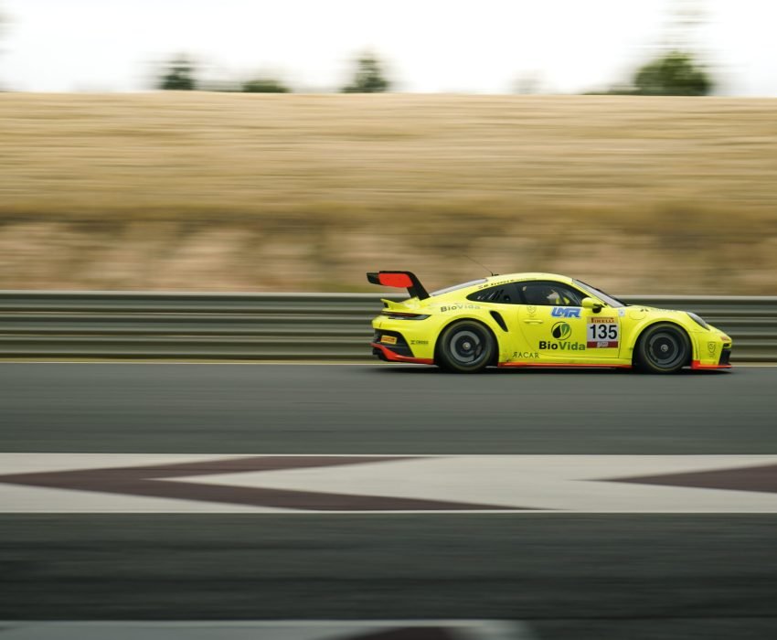 coche amarillo deportivo, producción audiovisual racing filmmaking de competición